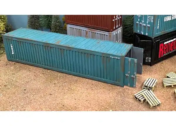 Shipping Container & 8 Pallets (40FT)